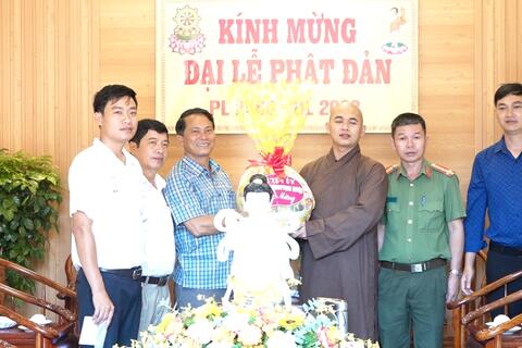 Lãnh đạo huyện thăm, chúc mừng Lễ Phật đản năm 2022