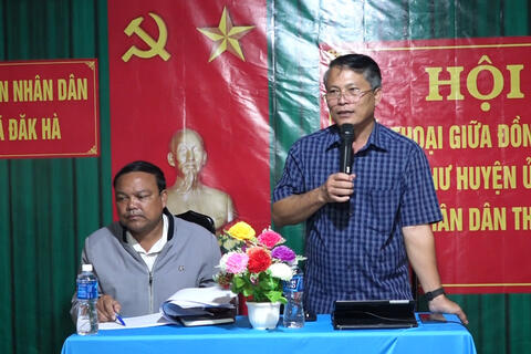 Đồng chí Chủ tịch UBND huyện gặp gỡ, đối thoại với Nhân dân thôn Mô Pả, xã Đăk Hà