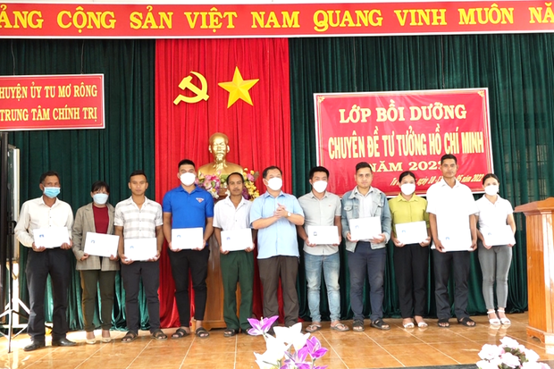 Bế giảng lớp bồi dưỡng chuyên đề tư tưởng Hồ Chí Minh năm 2022