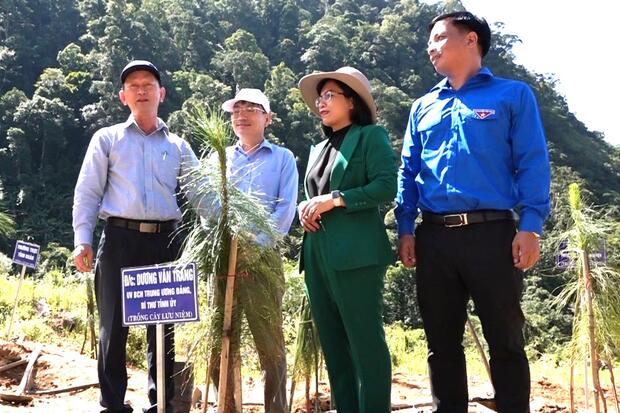 Bí thư Tỉnh ủy Dương Văn Trang dự Lễ ra quân trồng cây tại Khu di tích căn cứ Tỉnh ủy Kon Tum