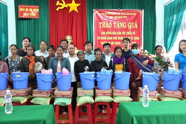 Trao tặng 650 xuất quà cho người nghèo xã Tê Xăng và Măng Ri