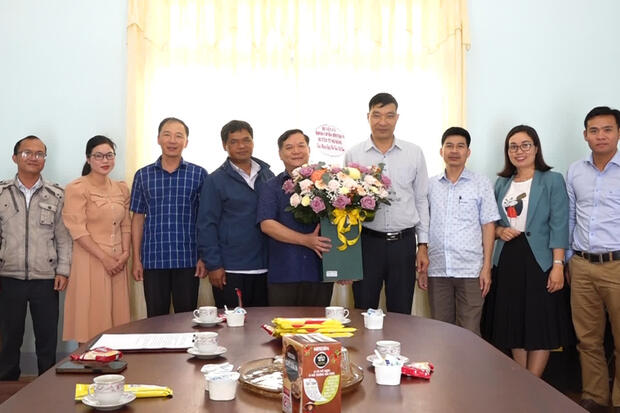 Đồng chí Phó Bí thư Thường trực huyện ủy thăm, tặng hoa chúc mưng Trung tâm Chính trị huyện nhân ngày Nhà giáo Việt Nam