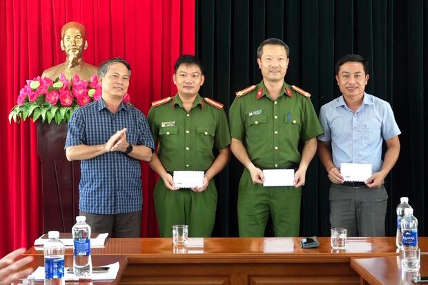 Thưởng nóng cho lực lượng điều tra vụ việc vận chuyển, cất dấu gỗ trái phép