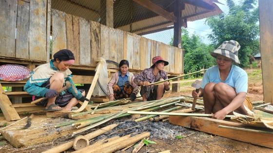 Người dân chuẩn bị vật liệu làm nhà rông thôn Mô Bành 1
