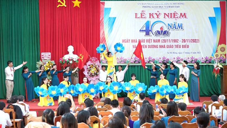 Description: D:\Bắt hình\Năm 2022\Tháng 11\Lễ kỷ niệm 40 năm ngày Nhà giáo Việt Nam\Hình\Văn nghệ.bmp