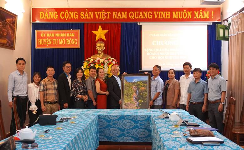 Description: E:\Bắt hình\Năm 2023 tiếp\Tháng 7\Hội doanh nhân trẻ Kon Tum làm việc với huyện\7Lãnh đạo huyện trao tặng đoàn bức tranh Thác Siu Puông.JPG