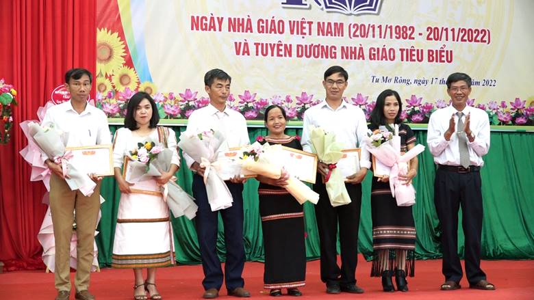 Description: D:\Bắt hình\Năm 2022\Tháng 11\Lễ kỷ niệm 40 năm ngày Nhà giáo Việt Nam\Hình\8Khen thưởng hoạt động văn nghệ.bmp
