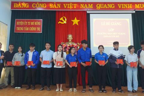Bế giảng lớp bồi dưỡng nhận thức về Đảng khóa 44 năm 2025.