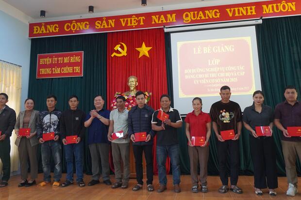 Bế giảng lớp bồi dưỡng nghiệp vụ công tác Đảng cho Bí thư chi bộ và cấp ủy viên cơ sở năm 2025.