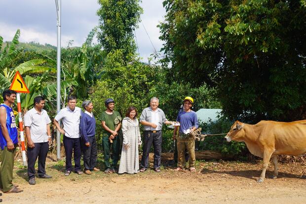 Tu Mơ Rông: Trao tặng bò giống cho hộ nghèo tại thôn Kon Hia1, xã Đak Rơ Ông, huyện Tu Mơ Rông.
