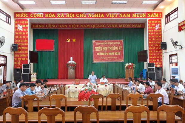 Họp phiên họp thường kỳ UBND huyện tháng 4.